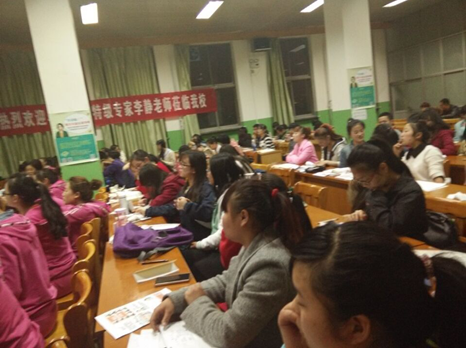 必赢官网同学认真听讲